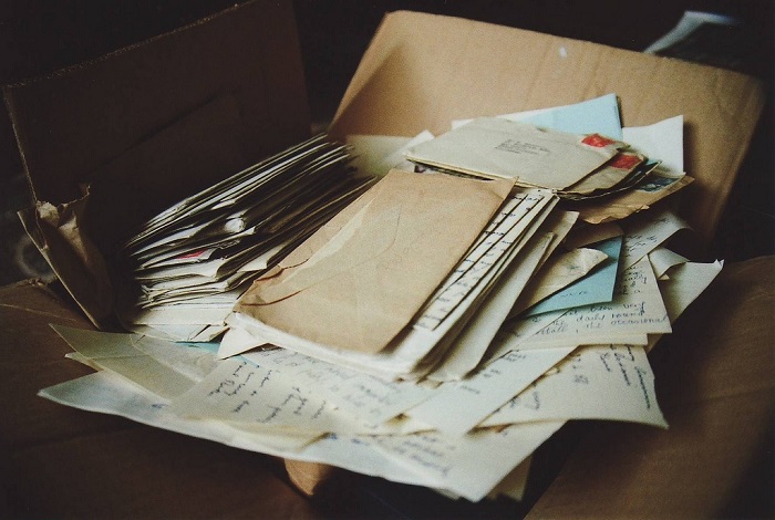 Если вовремя не разбирать бумаги и корреспонденцию, будет бардак. / Фото: monastery.ru