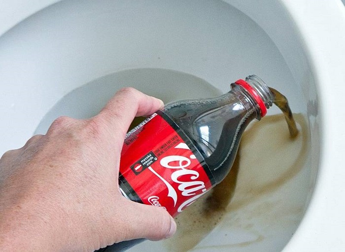 Кока-кола уберет ржавчину, но не бактерии. / Фото: hoztovar-spb.ru