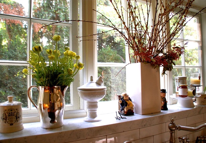 Кроме цветов на окне могут стоять статуэтки, вазочки и другие декоративные элементы. / Фото: williamgazeltd.com