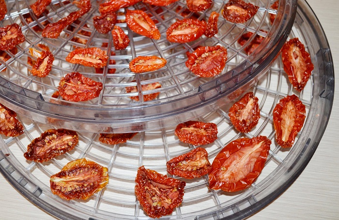 Сушеные помидоры в электросушилке. / Фото: releika.ru