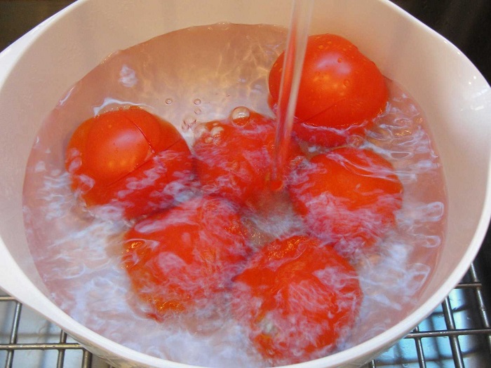 Залейте помидоры водой и посмотрите, какие из них всплывут. / Фото: wow-stickers.ru
