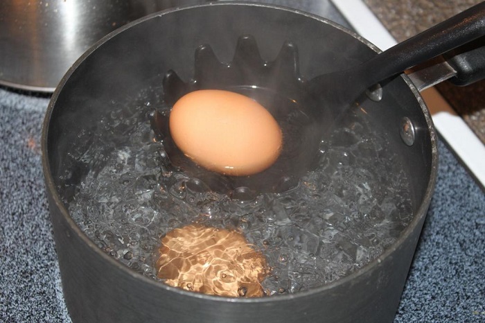 Чтобы яйца хорошо чистились, их нужно класть в кипящую воду. / Фото: nastroy.net