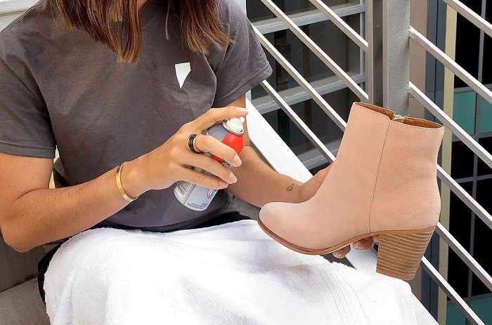 Наносите на обувь специальный состав