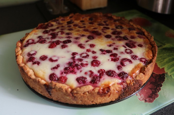заливной пирог с замороженными ягодами в духовке рецепт со сметаной | Дзен