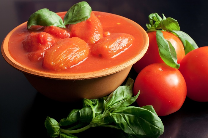 Консервированные помидоры в собственном соку. / Фото: vosadu-li-vogorode.ru