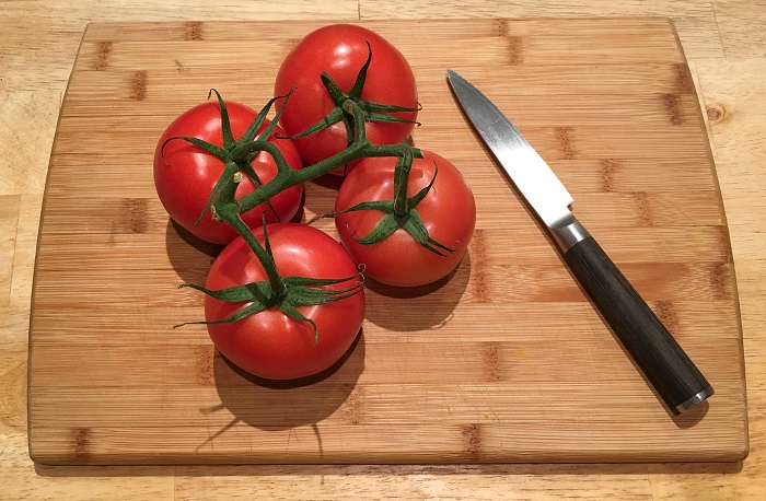 Из свежих помидоров получится наименее концентрированная заправка. / Фото: vkusno-recept.ru