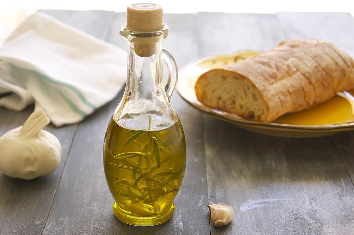 В оливковое масло можно добавить веточку зелени. / Фото: vashnarkolog.com