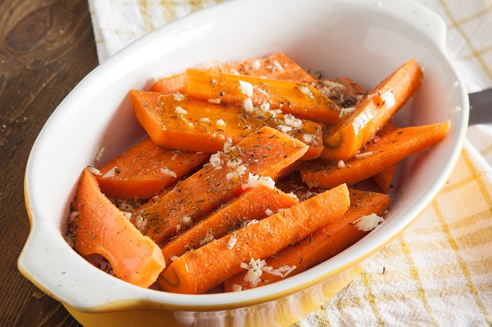 Морковь запекайте в духовке в специальной форме. / Фото: aqua-mechanica.ru