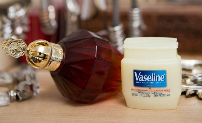 Вазелин увлажняет кожу, благодаря чему аромат лучше держится. / Фото: 4tololo.ru