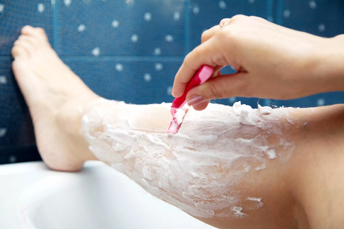 Используйте не мыло, а пену для бритья. / Фото: clinica-opora.ru
