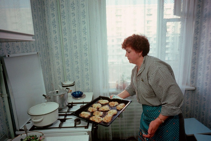 Женщина готовит на кухне. / Фото: livejournal.com