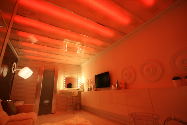 Розовая светодиодная подсветка потолка 