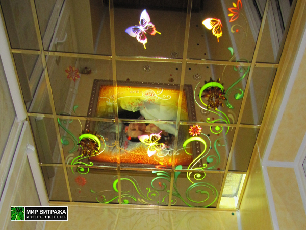 Зеркальный потолок с бабочками с подсветкой, пескоструйная техника