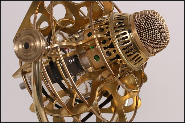 Золотой микрофон в стиле стимпанк для комикса Girl Genius