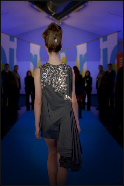 Презентация платья с LED-лампочками на Bright Green Expo