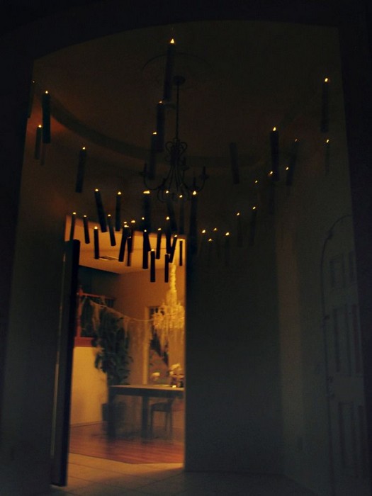 Как просто сделать волшебные свечи, «парящие» под потолком 