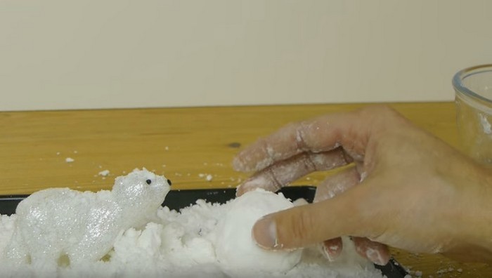 Как сделать искусственный снег с приятным запахом 