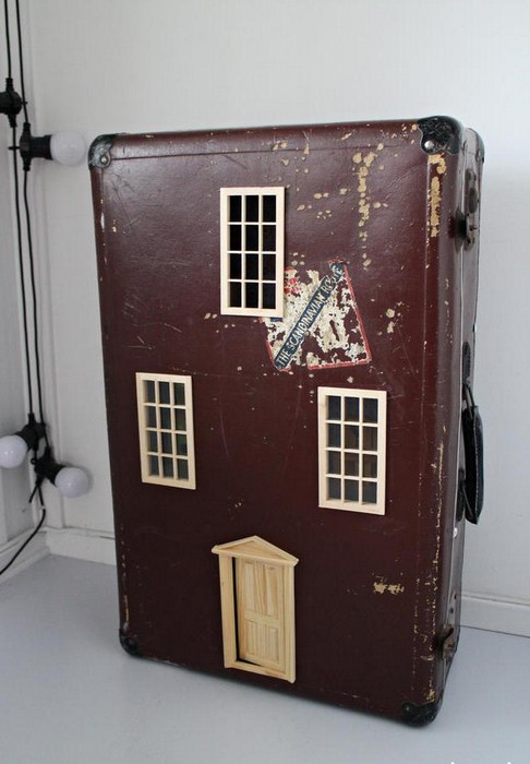 Как сделать прелестный кукольный домик из старого чемодана