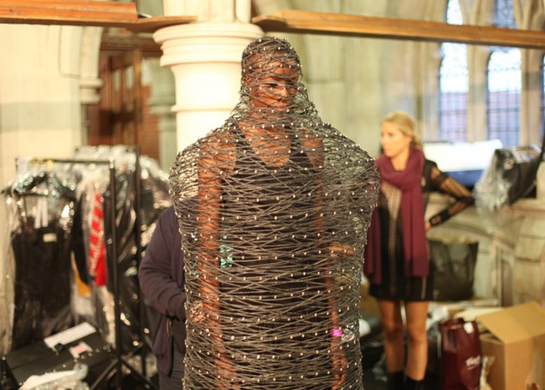 Световое шоу во время показа коллекции Philip Treacy на Неделе моды в Лондоне