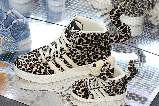 Хищные, но совсем не страшные кроссовки Adidas от Jeremy Scott