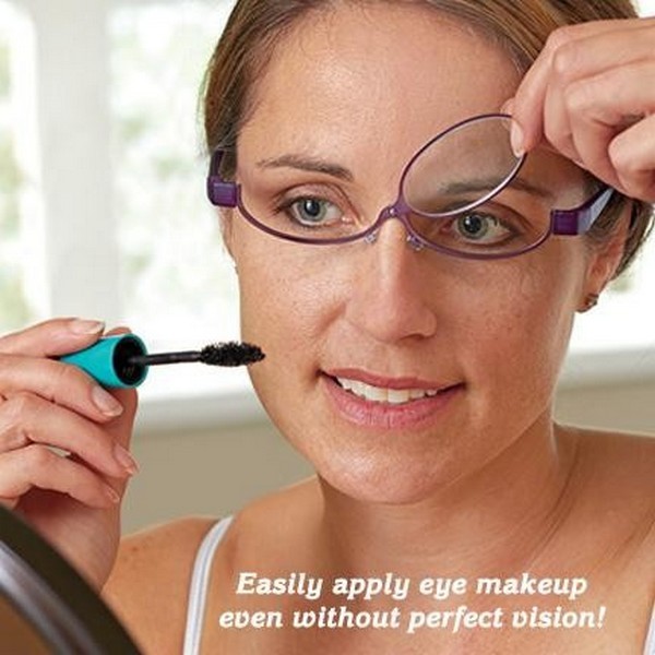 Очки для макияжа помогут красавицам с плохим зрением