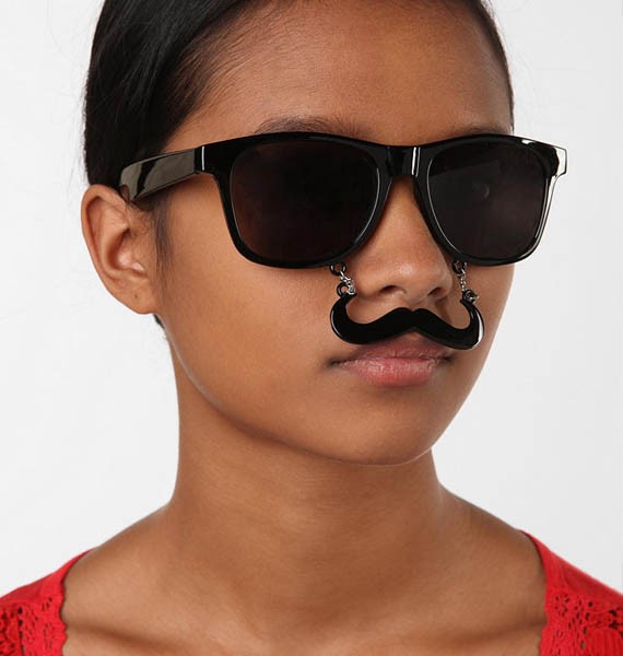 Прикольные очки с усиками от Urban Outfitters – отличный вариант для костюмированных вечеринок