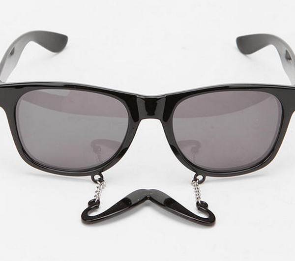 Прикольные очки с усиками от Urban Outfitters – отличный вариант для костюмированных вечеринок