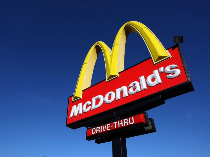 Единственный в мире бирюзовый «Макдоналдс»: Где найти и что не так с цветом