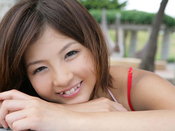 Модные кривые зубы Yaeba становятся всё более популярными среди японской молодежи