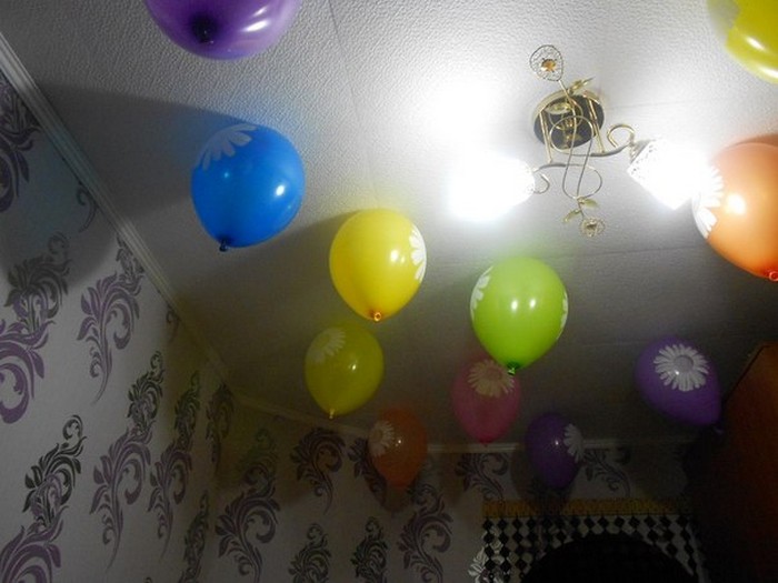 Гелевые шарики в домашних. Шары на потолке. Воздушные шары на потолке в квартире. Украшение обычными шарами. Украшение комнаты шарами без гелия.