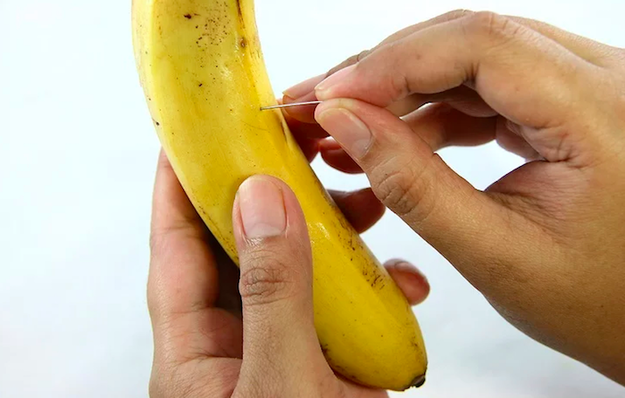 Что произойдёт, если проколоть банан иголкой: трюк, который захочется повто...
