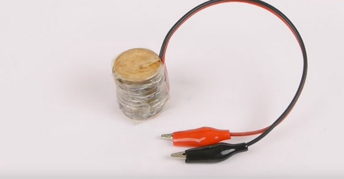 Простой способ сделать батарейку из монет своими руками: наглядный ролик