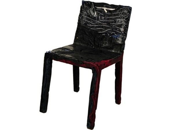 Креативные стулья «Rememberme» из старой одежды