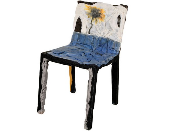 Креативные стулья «Rememberme» из старой одежды