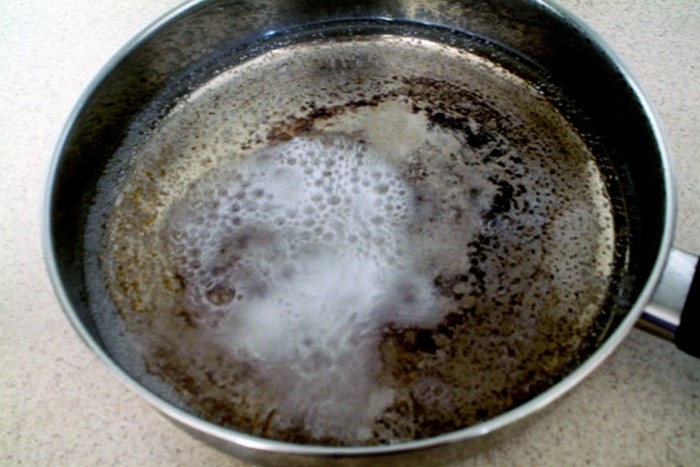 Снимайте сковороду с огня, добовляйте две ложки соды и смотрите, как она резво пузырится