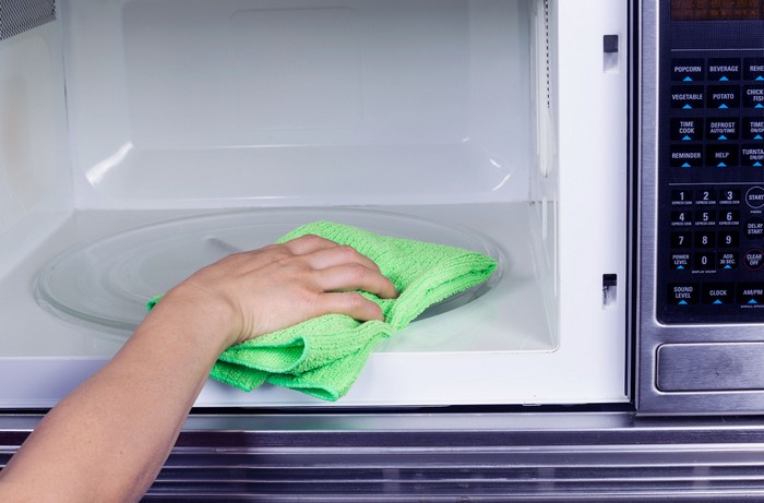 Как просто и эффективно очистить микроволновку от пятен еды и неприятного запаха