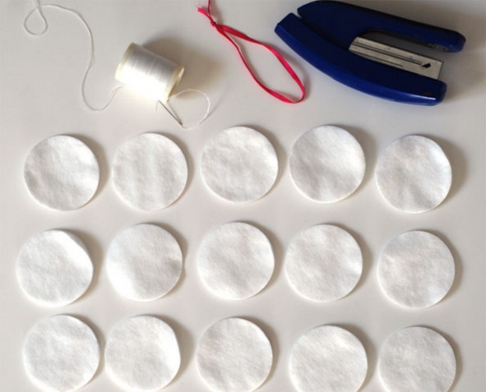 Как создать новогоднюю открытку из бумаги и ватных дисков своими руками