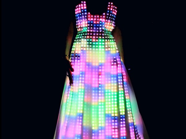 Сияющее платье Aurora от британского дизайн-дуэта CuteCircuit