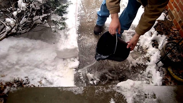 Три способа убрать снег без спецтехники