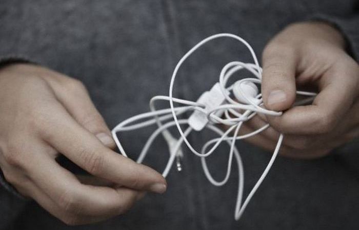 Как избавиться от узлов на проводах и наушниках