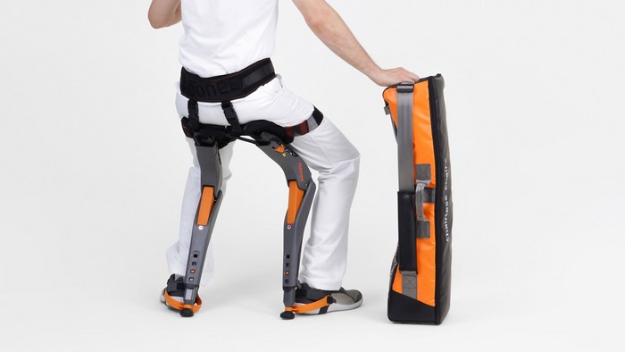 Стул-экзоскелет Chairless Chair сохранит здоровье на «стоячей» работе