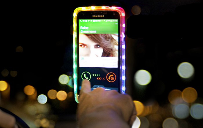 Стильный чехол для смартфона Glowme не только выглядит ярко, но и напомнит о пропущенных звонках и смс