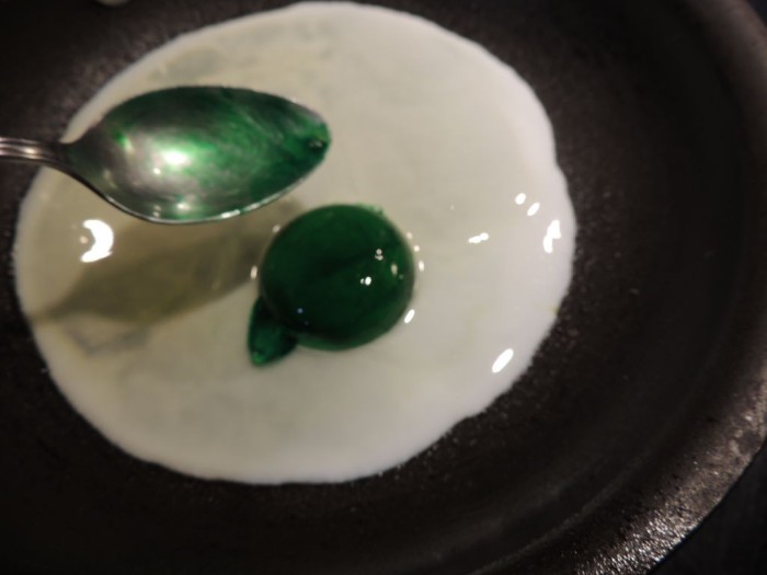 Как сделать зелёную яичницу