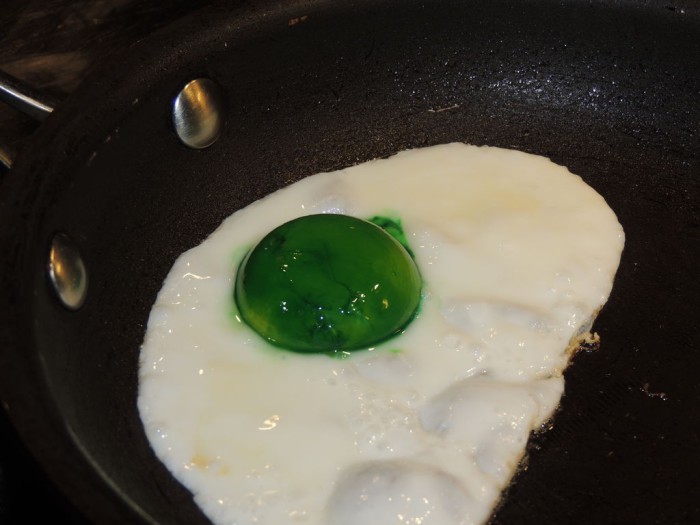 Как сделать зелёную яичницу