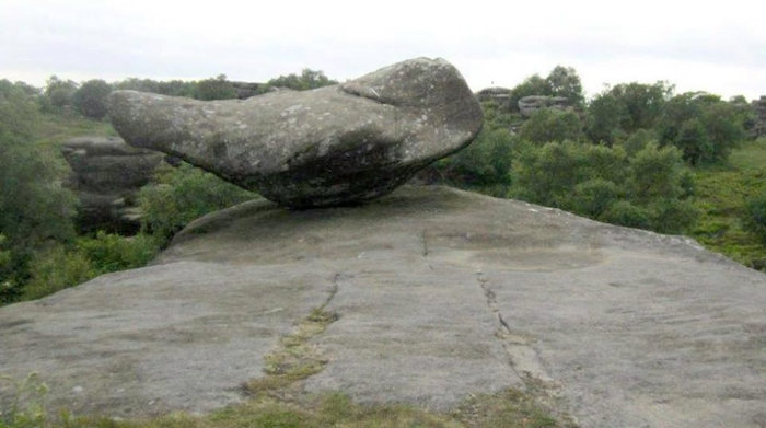 Этот камень из древней формации не пережил внимания малолетних вандалов. 