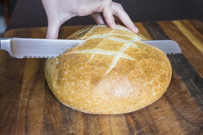Разрежьте хлеб ровно но две половины.