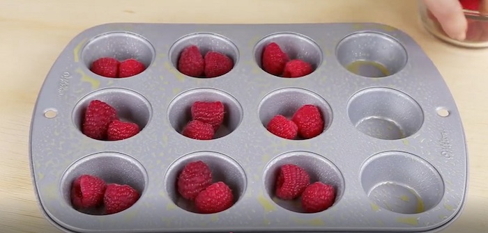 В формочку закладывайте ягоды.