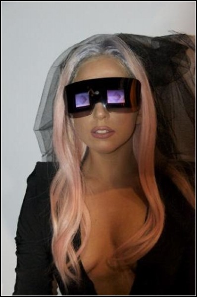 Леди Гага в новых очках Polaroid