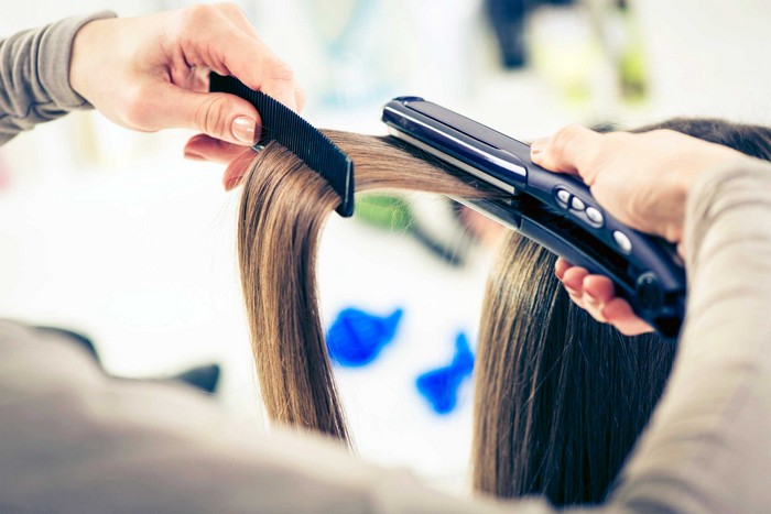 9 способов, как замаскировать отрастающие корни волос между покрасками
