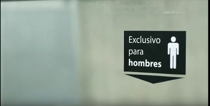 В метро Мехико появились особые места «только для мужчин».
